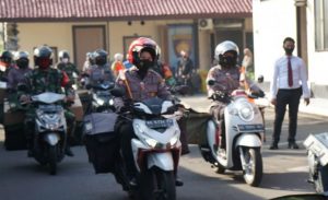 Sembari Konvoi, Puluhan Anggota Polres Blitar Kota Bagi-Bagi Sembako