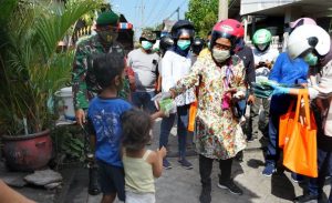 Keliling Kampung, Walikota Risma Bagi-Bagi Masker