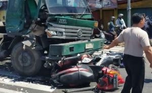 Alami Rem Blong, Truk Tabrakan di Lampu Merah Geluran Sidoarjo