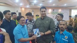 Ketum DPP KNPI Ilyas Indra, Serahkan Buku karyanya ‘Investor of Change Pemuda Indonesia’ ke Menpora RI Dito