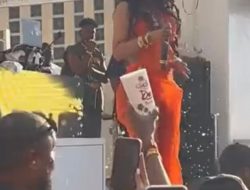 Penonton Melempar Minuman pada Cardi B saat Penampilan Berlangsung