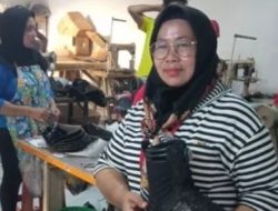 Wanita Sidoarjo yang Sukses Menjadi Juragan Sandal dan Sepatu Kulit setelah Resign Jadi Pegawai Pabrik