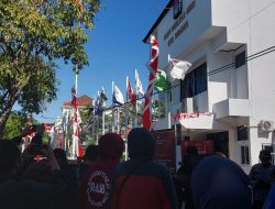 Massa Demo Geruduk Kantor KPU Surabaya, Dugaan Aksi Pungli PPK