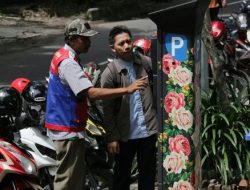 “Parkir Bayar Cashless” Warga Surabaya Lebih Nyaman Langsung ke Jukir