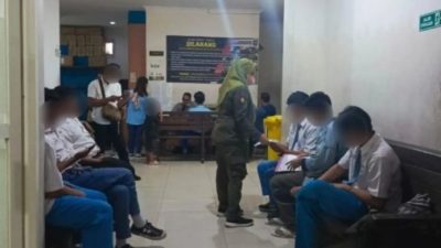Satpol PP Surabaya ajak warkop cegah kenakalan pelajar.