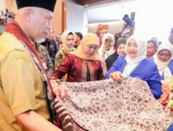 Khofifah Ajak Masyarakat untuk Mempromosikan dan Melestarikan Batik Lokal Khas Jatim
