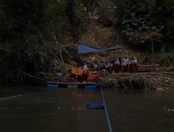 Warga Nekat Menyeberangi Sungai dengan Perahu Getek Saat Jembatan Mergosono Ditutup Meski Berbahaya