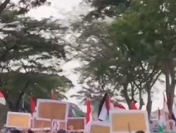 Warga Surabaya Melakukan Aksi Solidaritas untuk Palestina di Depan Grahadi
