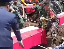 Suasana Penuh Duka Saat Jenazah Mayor Yuda Dimakamkan