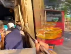 Aksi Sopir Bus Berwarna Merah yang Hampir Menyebabkan Tabrakan Viral di Lamongan