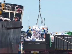 6.900 Ton Beras Impor Vietnam Tiba di Pelabuhan Tanjungwangi