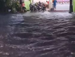 Banjir Melanda Sekolah di Gresik, Ratusan Pelajar Diliburkan