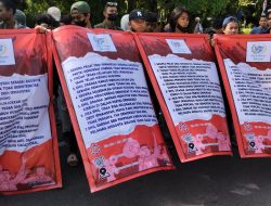 Puluhan Massa Gruduk Kantor DPD Demokrat Jatim Persoalkan Kisruh Kader Partai