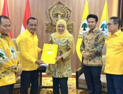 Bahlil dan Sarmuji Serahkan Formulir B1 KWK Golkar untuk Khofifah-Emil