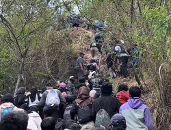 Antrean Panjang Pendaki di Gunung Kelud Mirip Antrian Sembako