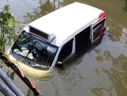 Kendaraan Wira Wiri Suroboyo Terjun ke Sungai di Gunung Anyar