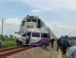 Ambulans Tertabrak Kereta Api Matarmaja di Kediri, Sopir Tewas