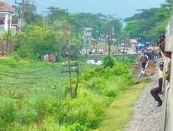 Xenia Terjun ke Sungai Setelah Tertabrak Kereta di Pasuruan