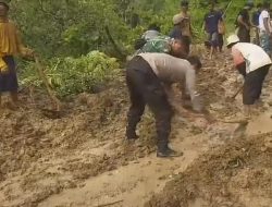 Polisi dan TNI Bantu Warga Bersihkan Material Longsor di Ponorogo